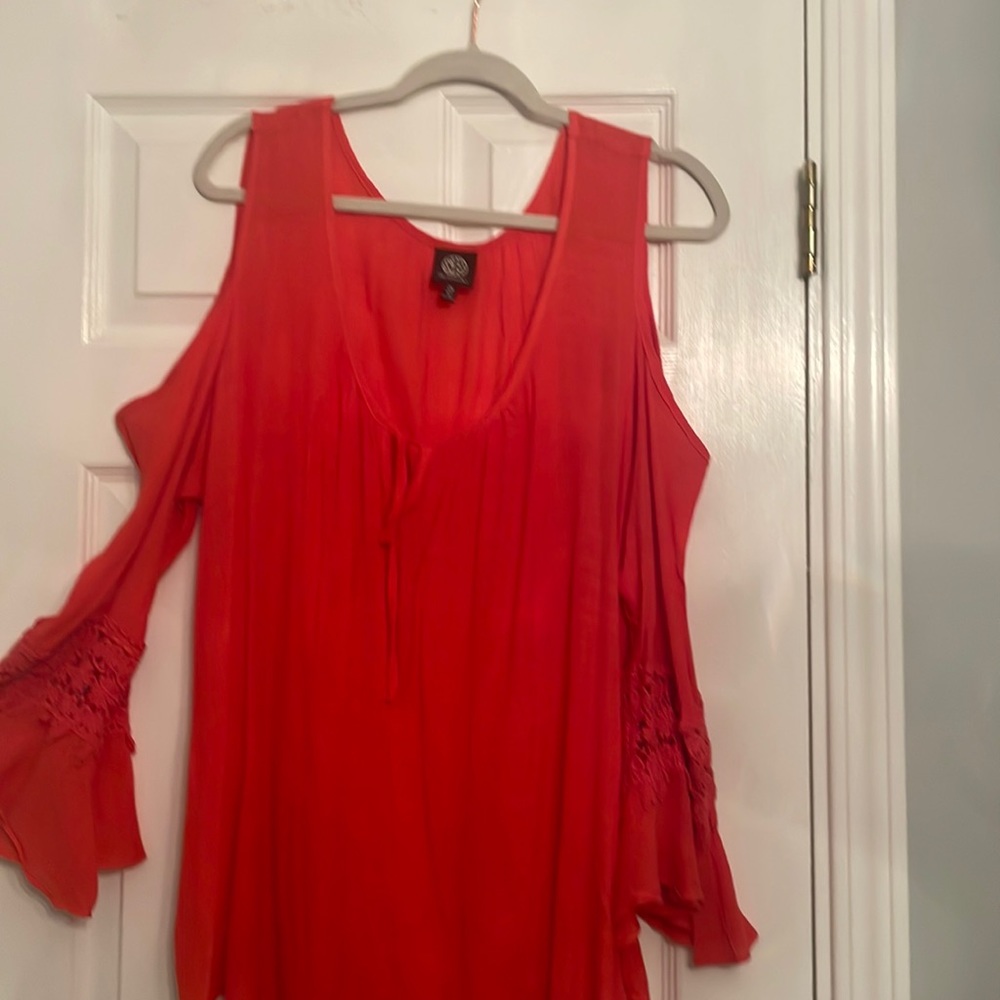 Bobeau peach Creek top, peekaboo bell sleeves, round neck